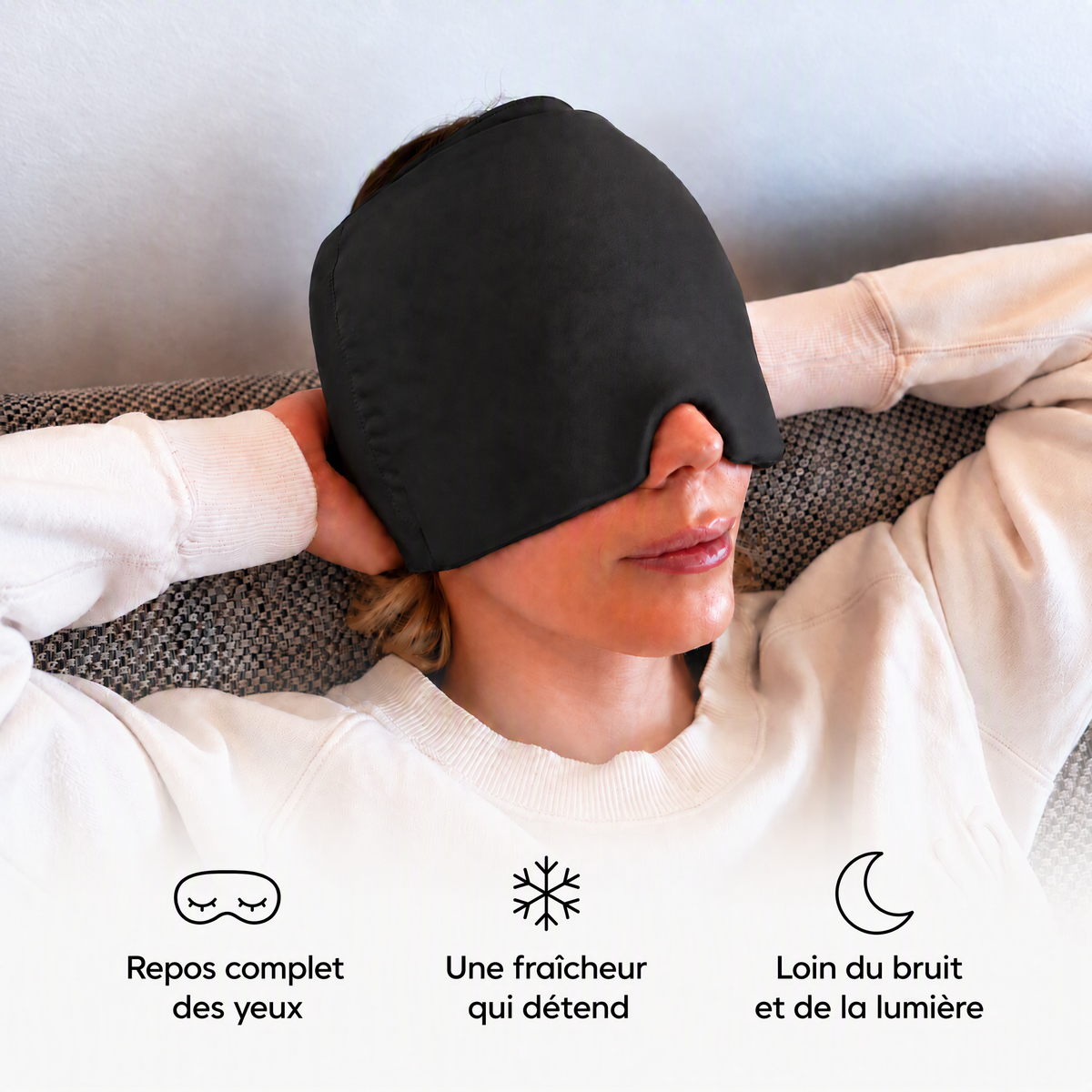 Femme allongée, bonnet Kura sur les yeux : repos complet des yeux, une fraîcheur qui détend, loin du bruit et de la lumière